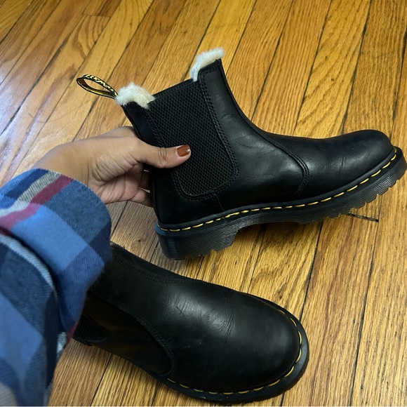 Dr.Marten’s 2976 Women’s faux fur lined Chelsea Boots - Picture 5 of 9
